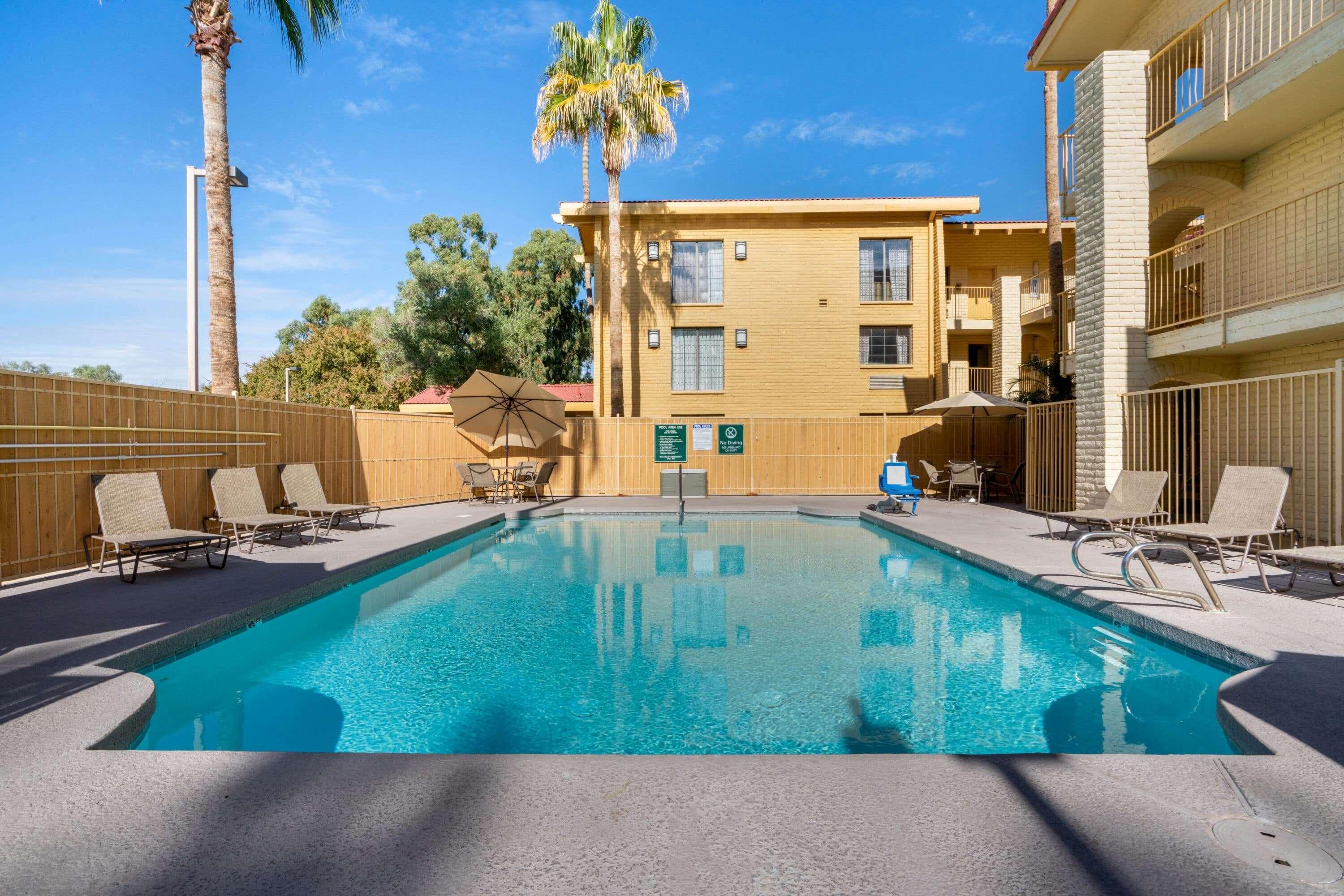La Quinta Inn By Wyndham Phoenix Sky Harbor Airport Tempe Buitenkant foto