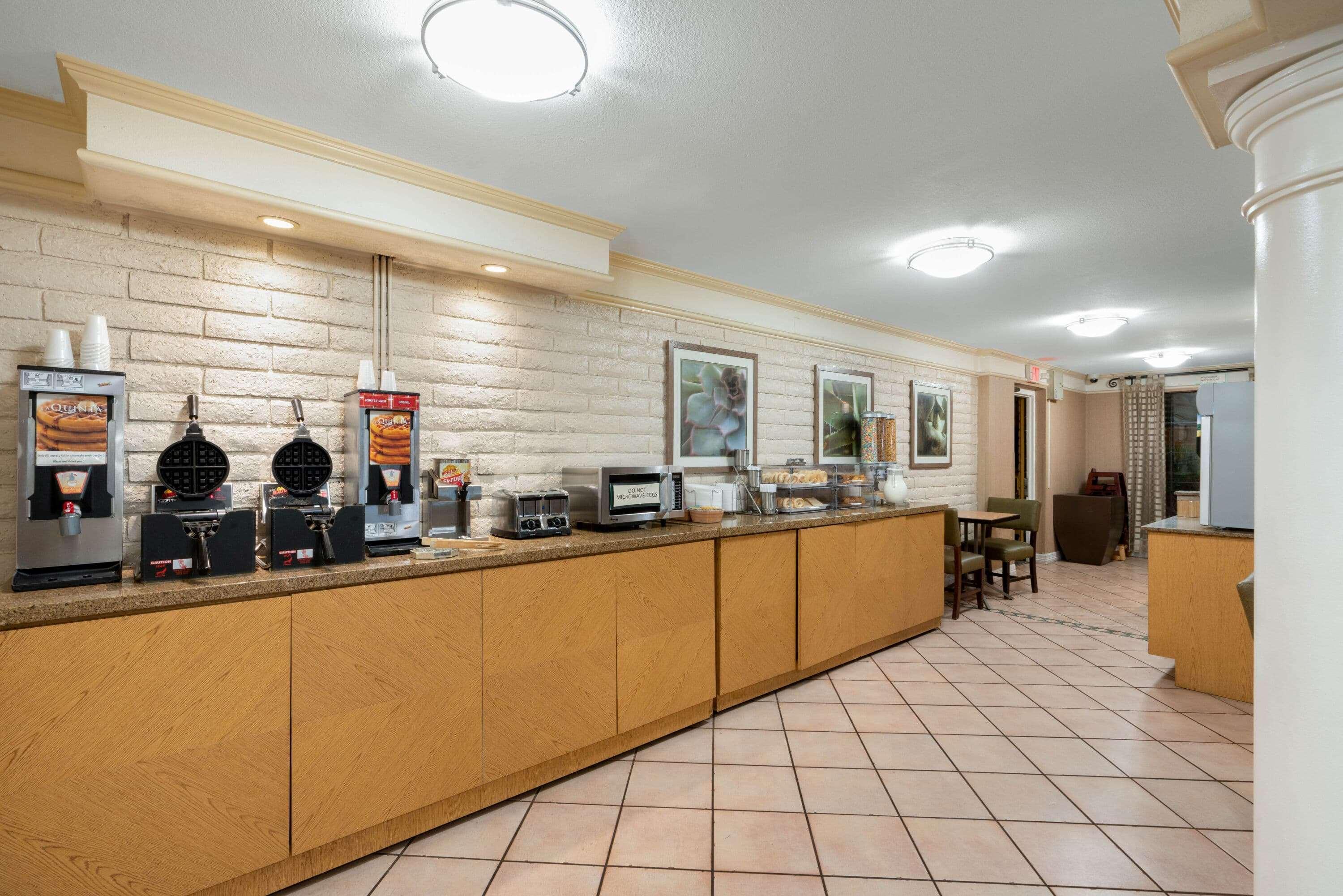 La Quinta Inn By Wyndham Phoenix Sky Harbor Airport Tempe Buitenkant foto