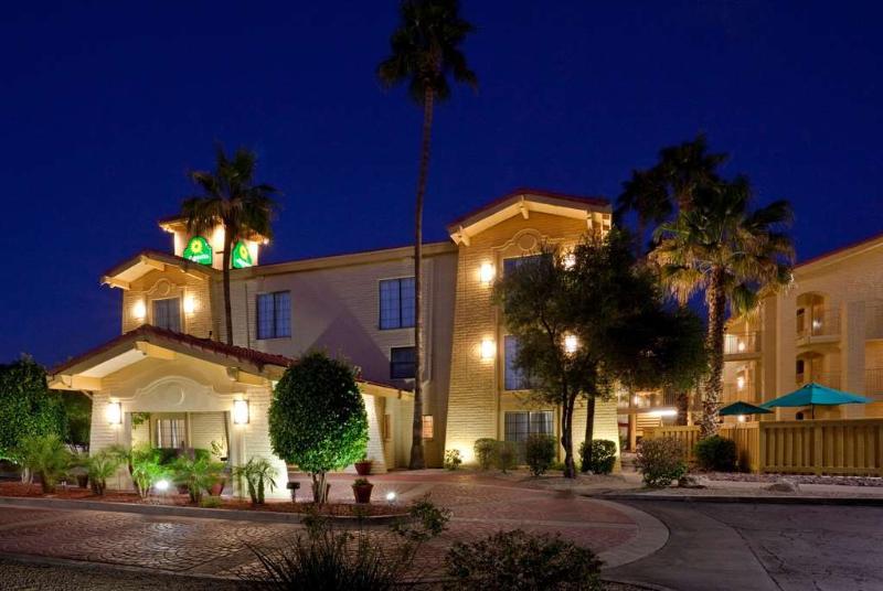 La Quinta Inn By Wyndham Phoenix Sky Harbor Airport Tempe Buitenkant foto