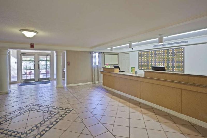 La Quinta Inn By Wyndham Phoenix Sky Harbor Airport Tempe Buitenkant foto