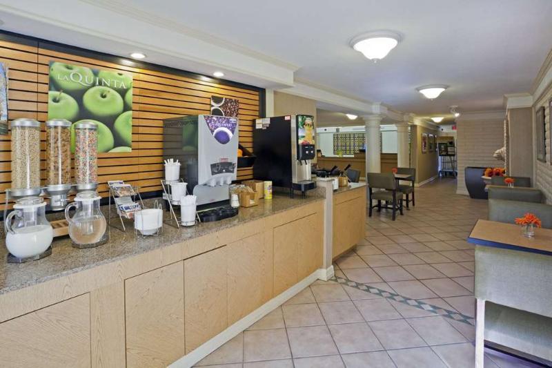 La Quinta Inn By Wyndham Phoenix Sky Harbor Airport Tempe Buitenkant foto